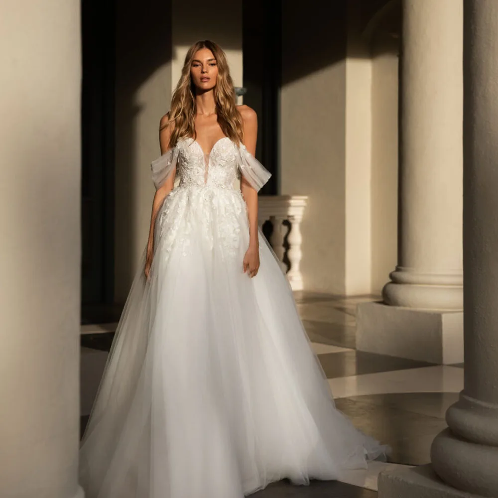 

Платье невесты в стиле бохо, кружевное свадебное платье-трапеция с открытой спиной, аппликацией и коротким рукавом сердечком, с открытыми п...