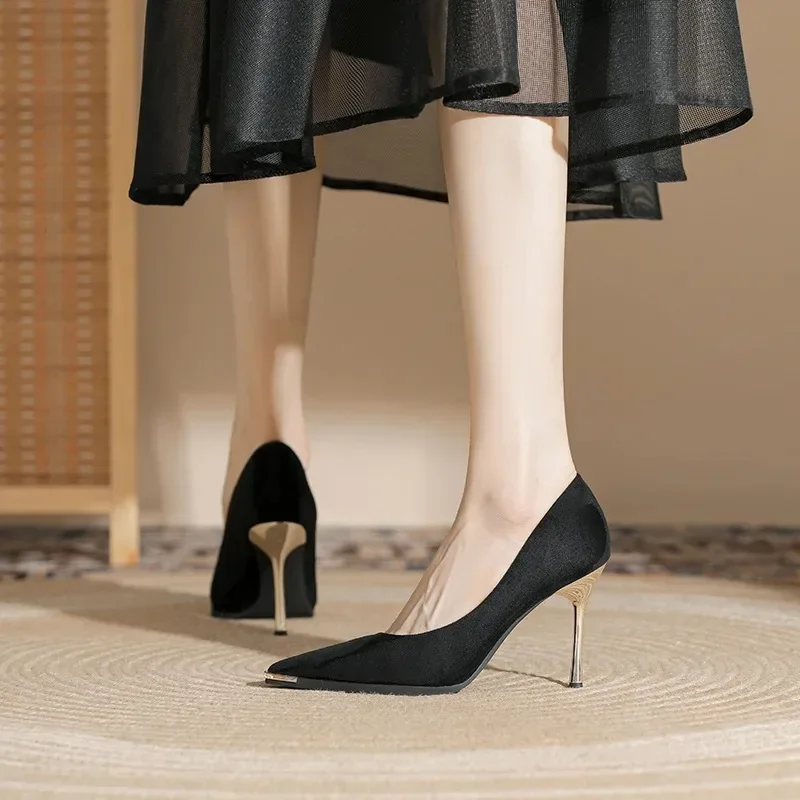 Новинка 2023 года черные туфли с острым носком маленькие свежие на высоком каблуке