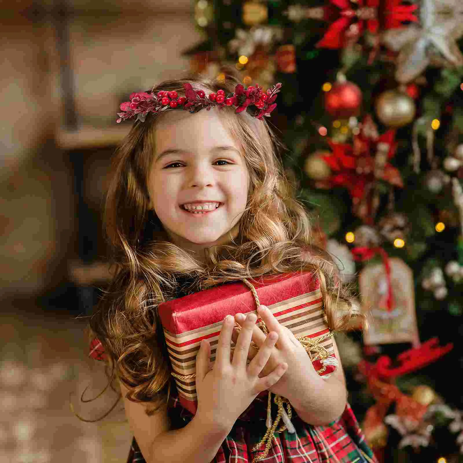 дети у елки с подарками. подарок для девочки. подарки для детей. подарок маме на нг. набор для творчества dohvinci волшебная шкатулка.