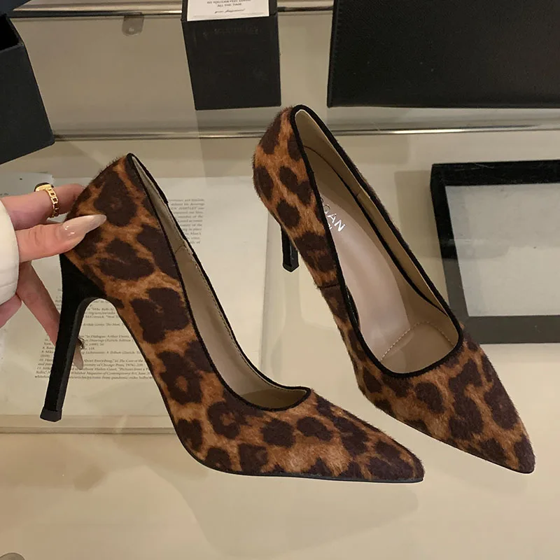 Модные женские туфли на тонком каблуке с леопардовым принтом новинка 2025 года