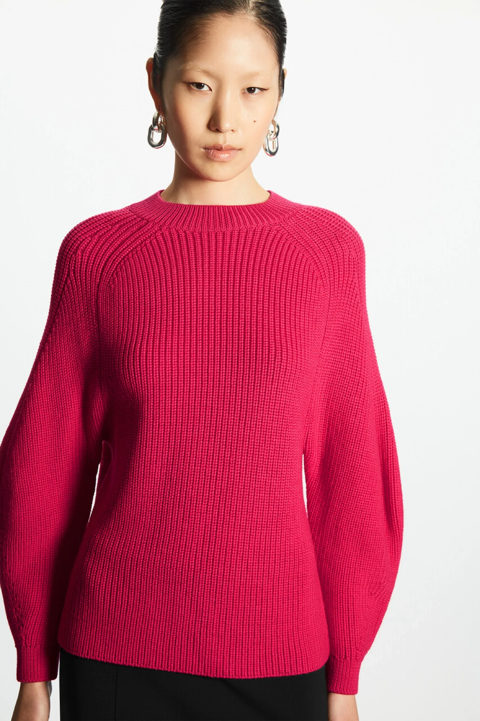 Фото XIMIAN APPAREL 2026 YAZHIMEI: Новая зимняя коллекция женских модных повседневных свитеров из смесовой шерсти в рубчик стандартного кроя №2