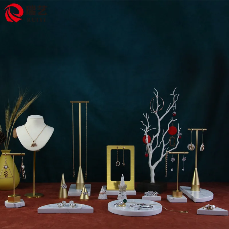 

Фотореквизит для первых ювелирных изделий с мраморной полкой