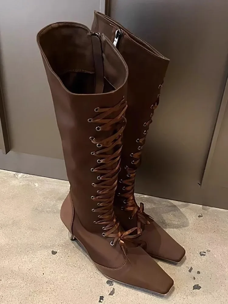 Сапоги до колена на низком каблуке с квадратным носком и ремешками мягкие