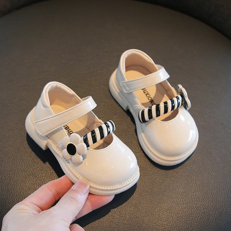 Модная обувь из ПУ лакированной кожи милая Цветочная детская для девочек мягкая