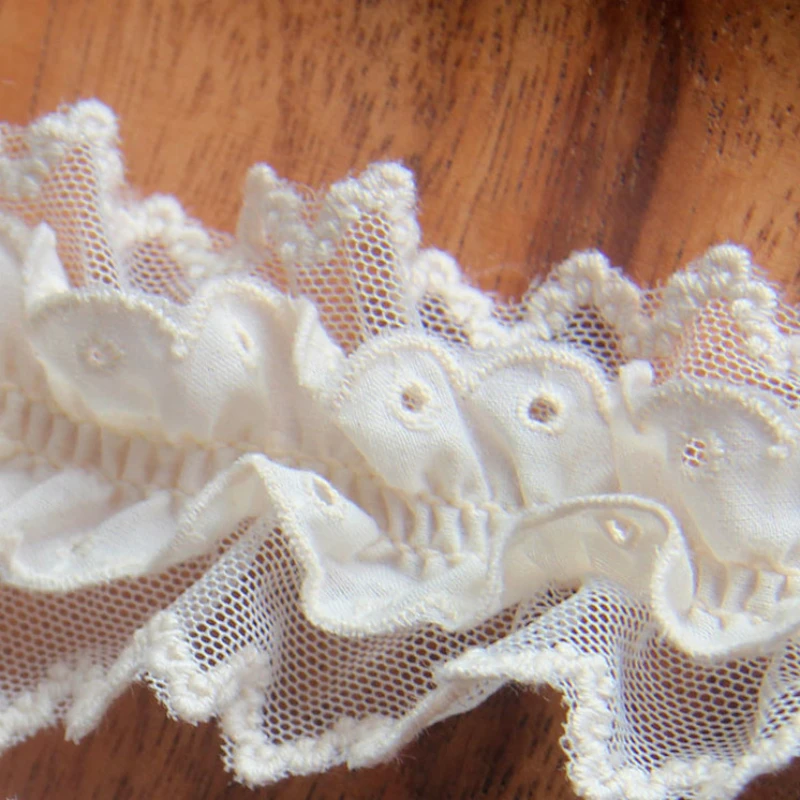 Эластичная хлопковая ткань с оборками и вышивкой