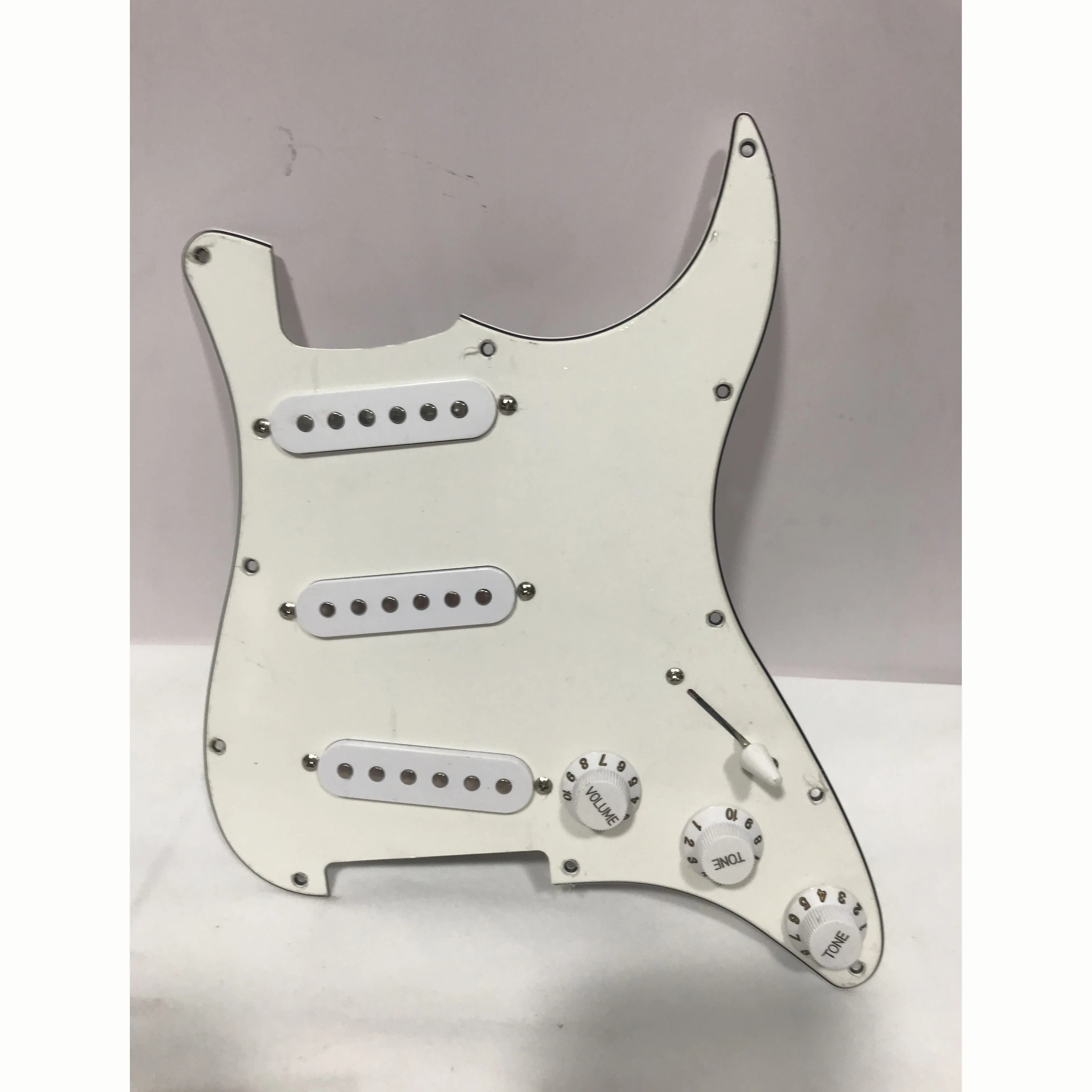 

Новая нагрузка SSS Pickguard для Strat preпроводная ST электрогитара Pickguard 3 слоя 11 отверстий с пикапами для Strat подходит для крыла