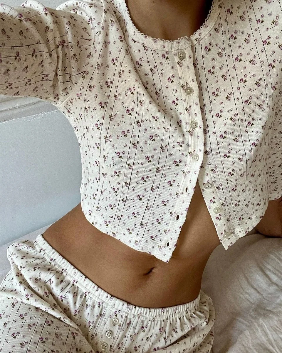 Короткая белая куртка с коротким рукавом и цветочным принтом