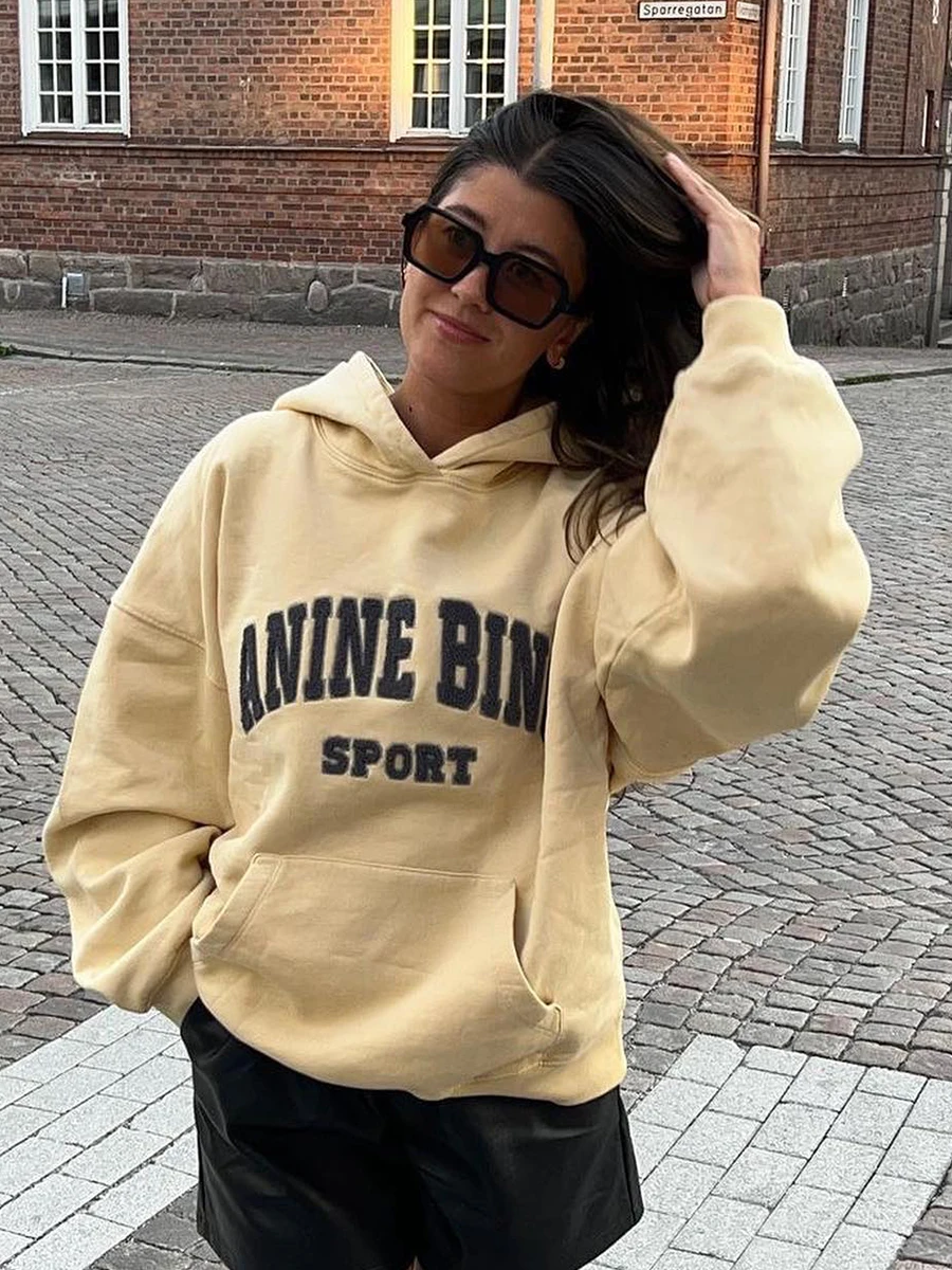 

Толстовка женская с бархатной вышивкой, Осень-зима 2023