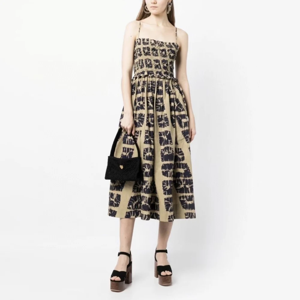 

Женское эластичное платье на бретельках с квадратным вырезом и геометрическим принтом