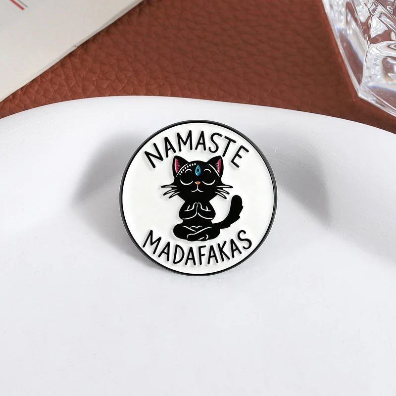 Фото Эмалированная булавка Namaste Madafakas, забавная брошь в стиле йоги, дзен, черный кот, брошь в виде животного, значок на лацкане, ювелирное изделие, подарок для любителей йоги, кошек, друзей №3