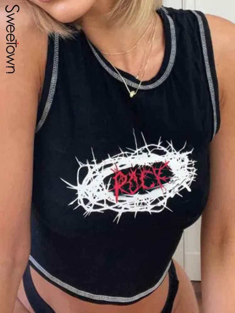 

Майка женская черная с принтом в готическом стиле и круглым вырезом