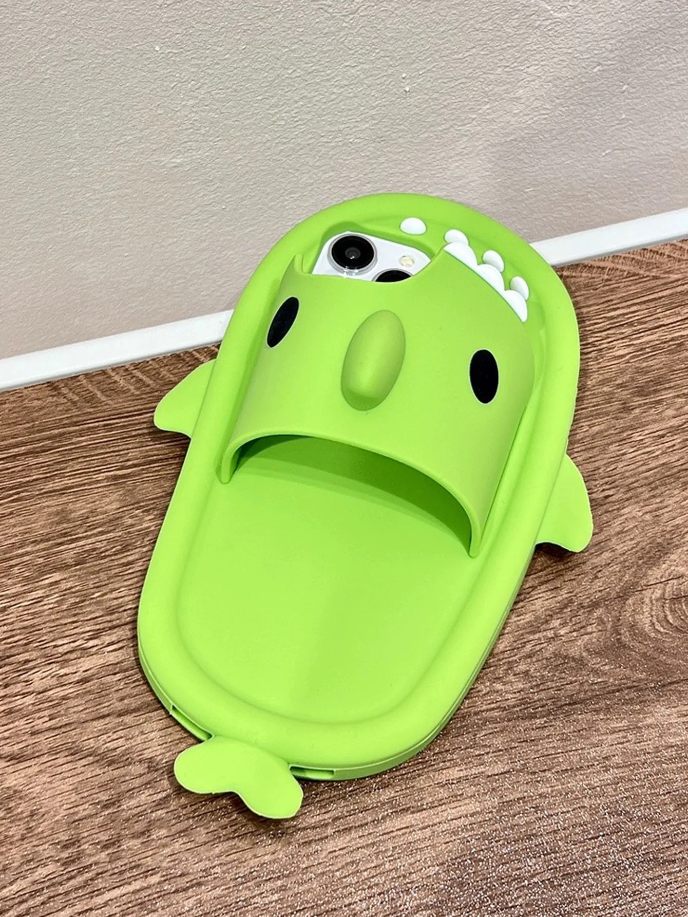 Силиконовый Чехол С 3D Зелеными Тапочками В Виде Акулы Для iPhone 14 Pro Max Совместимый 15