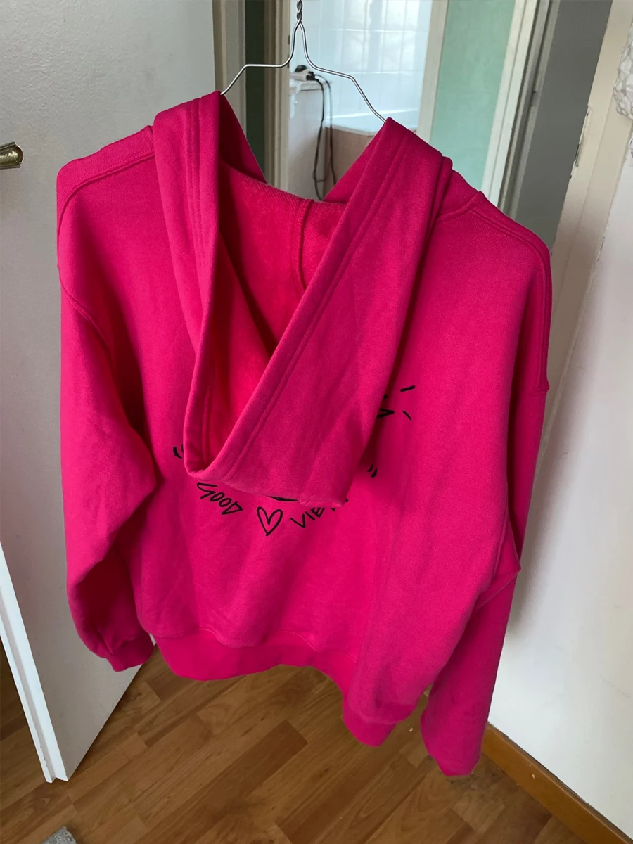 Фото Женская толстовка с капюшоном розовая вышивкой на спине и надписью 2021 | одежда