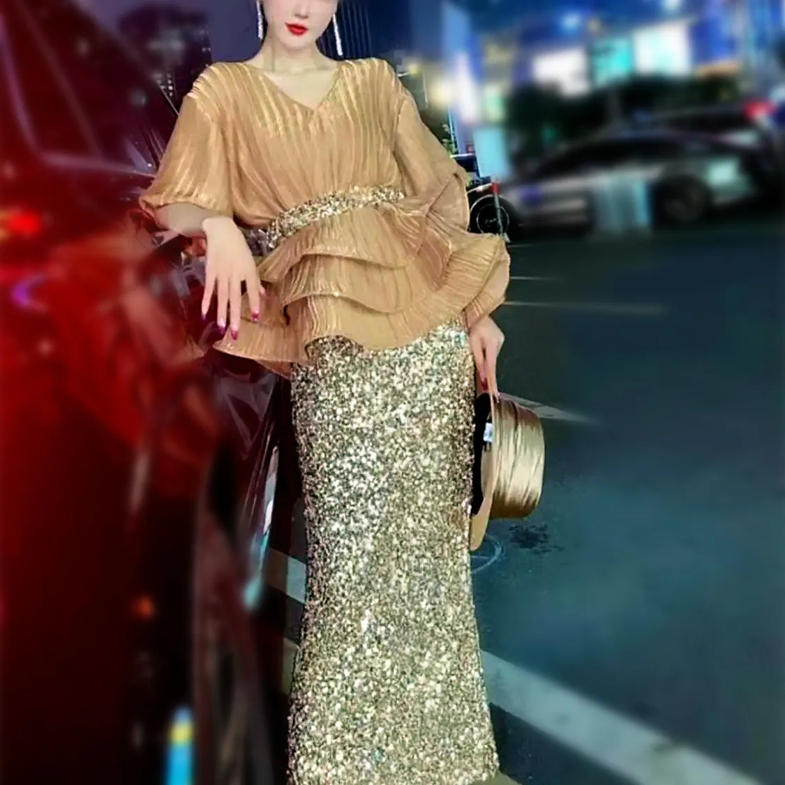 Женский весенний костюм с поясом блузка V-образным вырезом и оборками блестящая