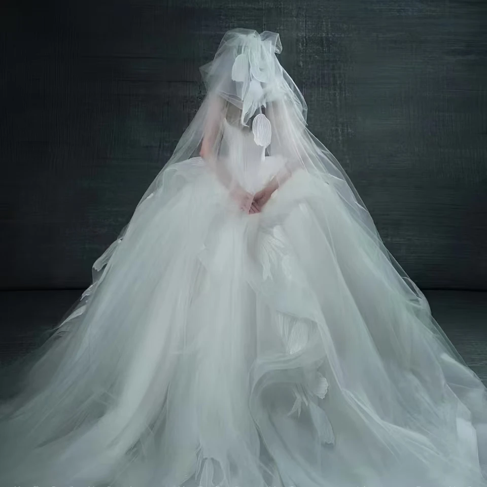 Свадебное платье с цветочным принтом на открытом воздухе весна 2024 новое