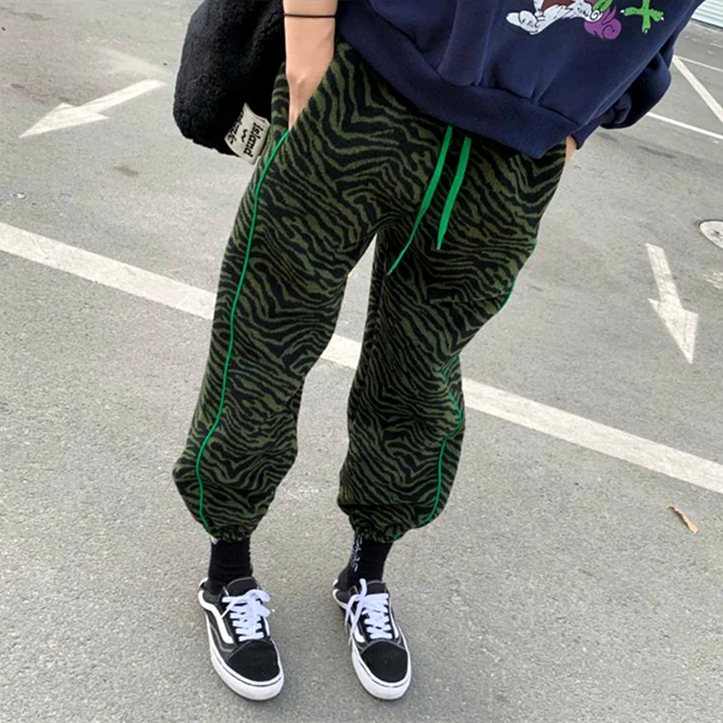 

Брюки спортивные в стиле хип-хоп, темно-зеленые, с принтом зебры