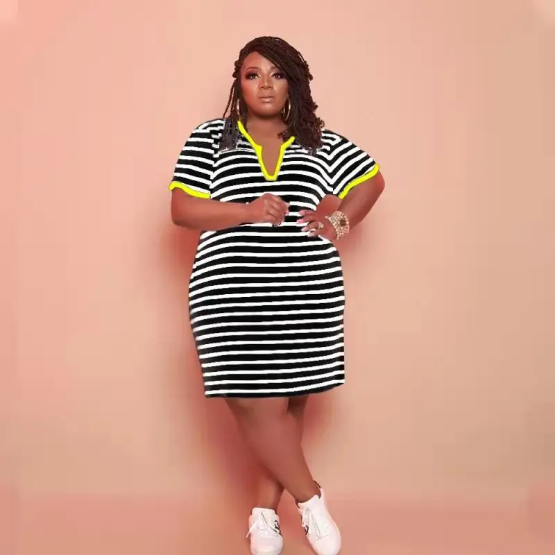 Женское платье в полоску с V-образным вырезом и коротким рукавом |