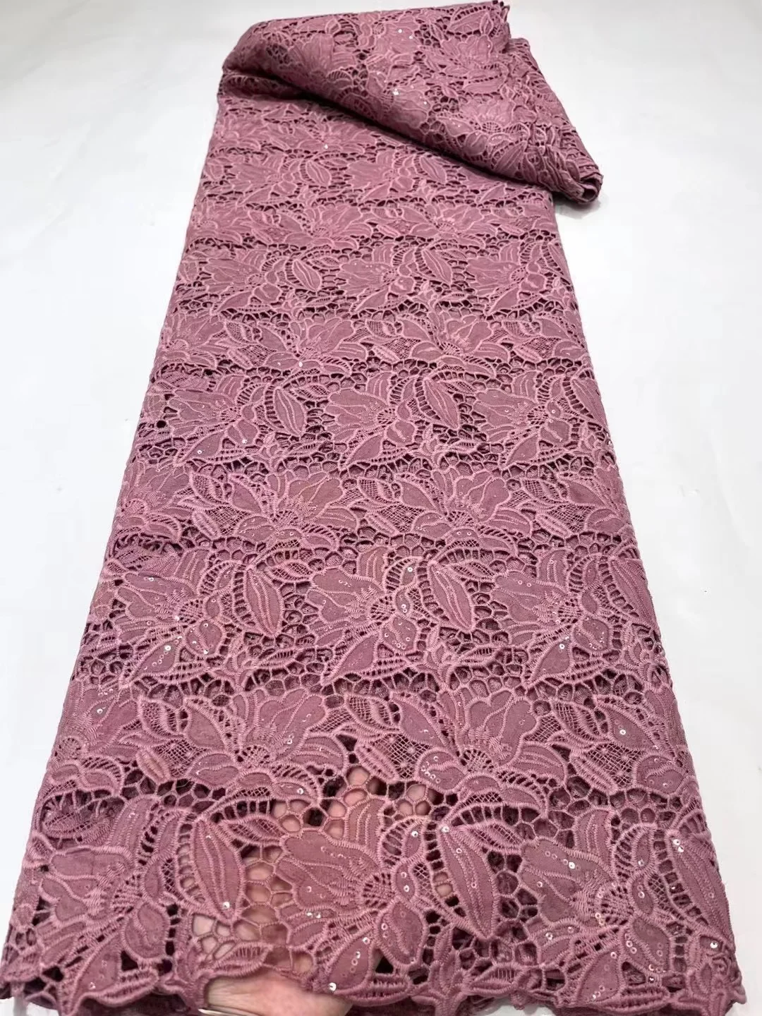 Рисунок 4 - Африканская кружевная ткань из гипюра с блестками