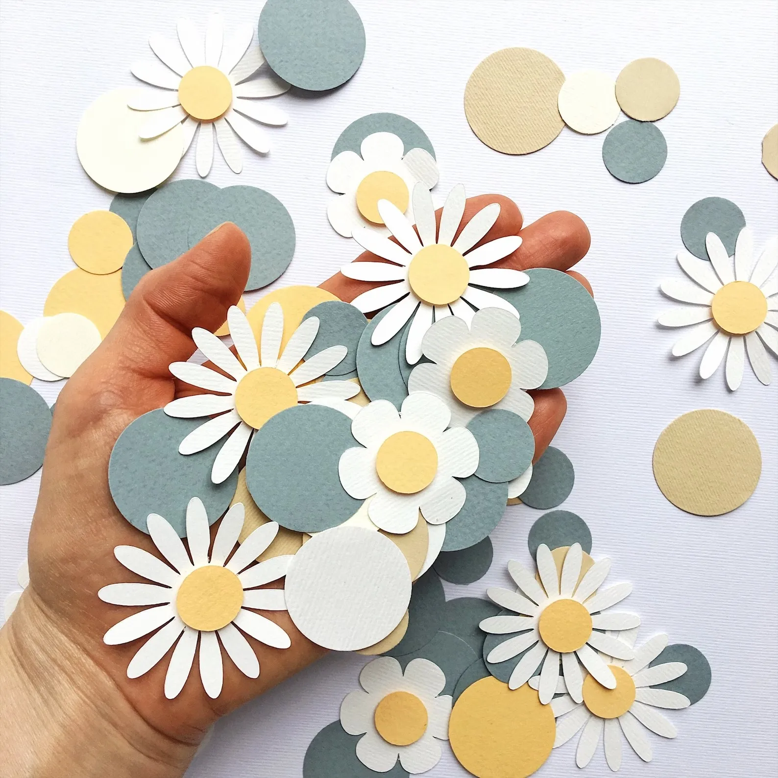 

1Bag Sweet Round Daisy Flower Paper Confetti Wedding Flower Table Scatter Baby Shower Birthday Party Gift Box Decorations Supply