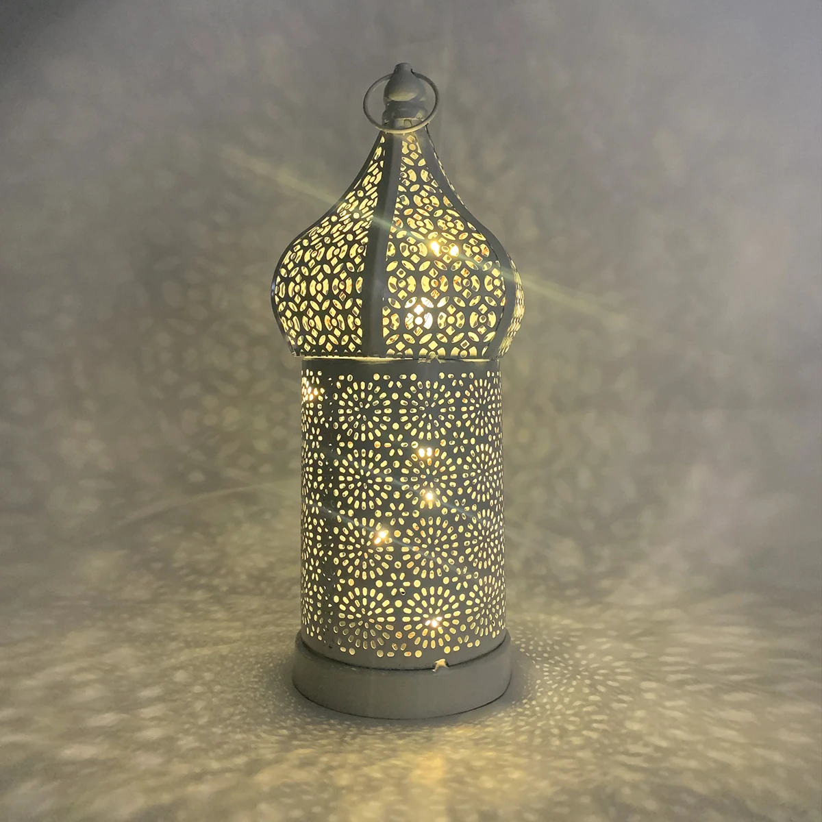 

Hollow Retro Lantern Moroccan Lantern Battery Operated Cage Atmosphere Lamp Romantic Metal Cage Atmosphere Light for Home Decor