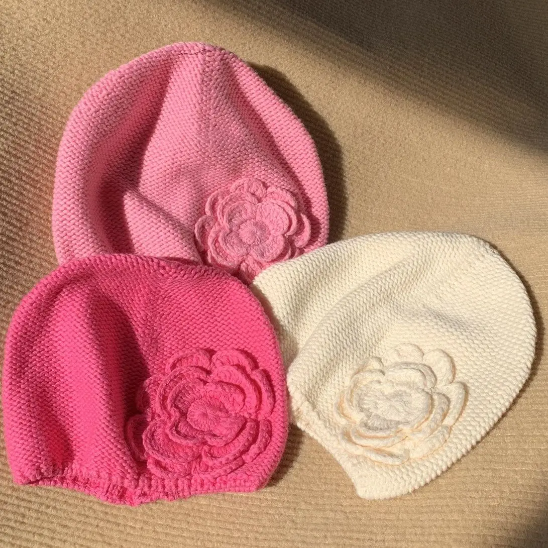 

Новая осенне-зимняя теплая шапка для девочек 0-4 лет, шапка с красивыми цветами и рукавами для маленьких девочек