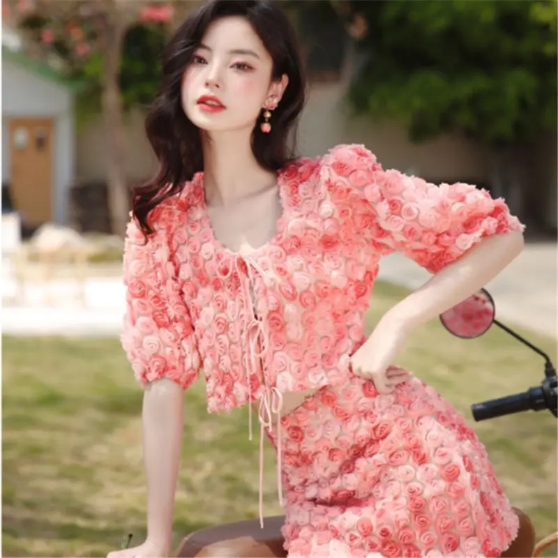 

Женская блузка с круглым вырезом и юбка с цветочным принтом