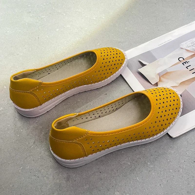 Женские туфли на плоской подошве с круглым носком