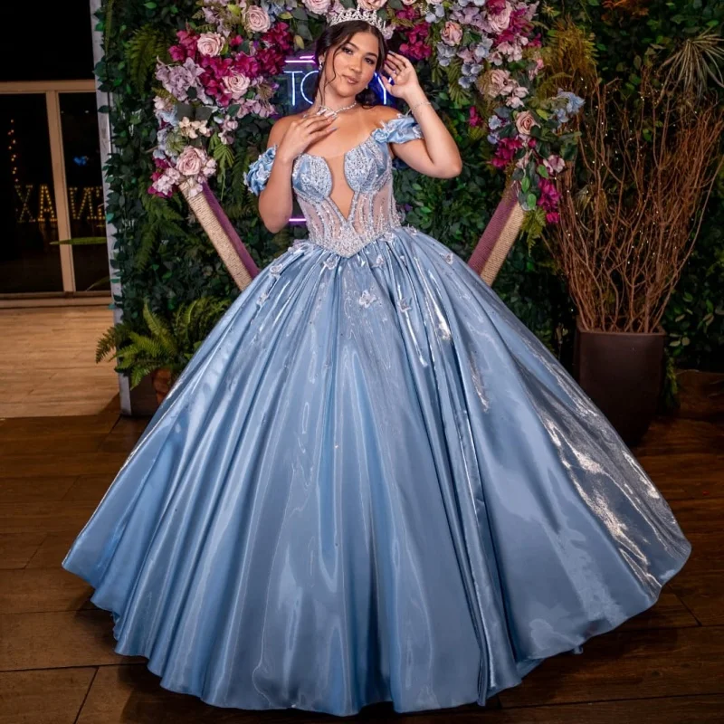 Фото Светло-голубое платье для церемонии Quinceanera с открытыми плечами, украшенное пайетками, кристаллами и кружевными аппликациями в виде бабочек, платья для церемонии Quinceanera. ﻿ Индивидуальный заказ №1
