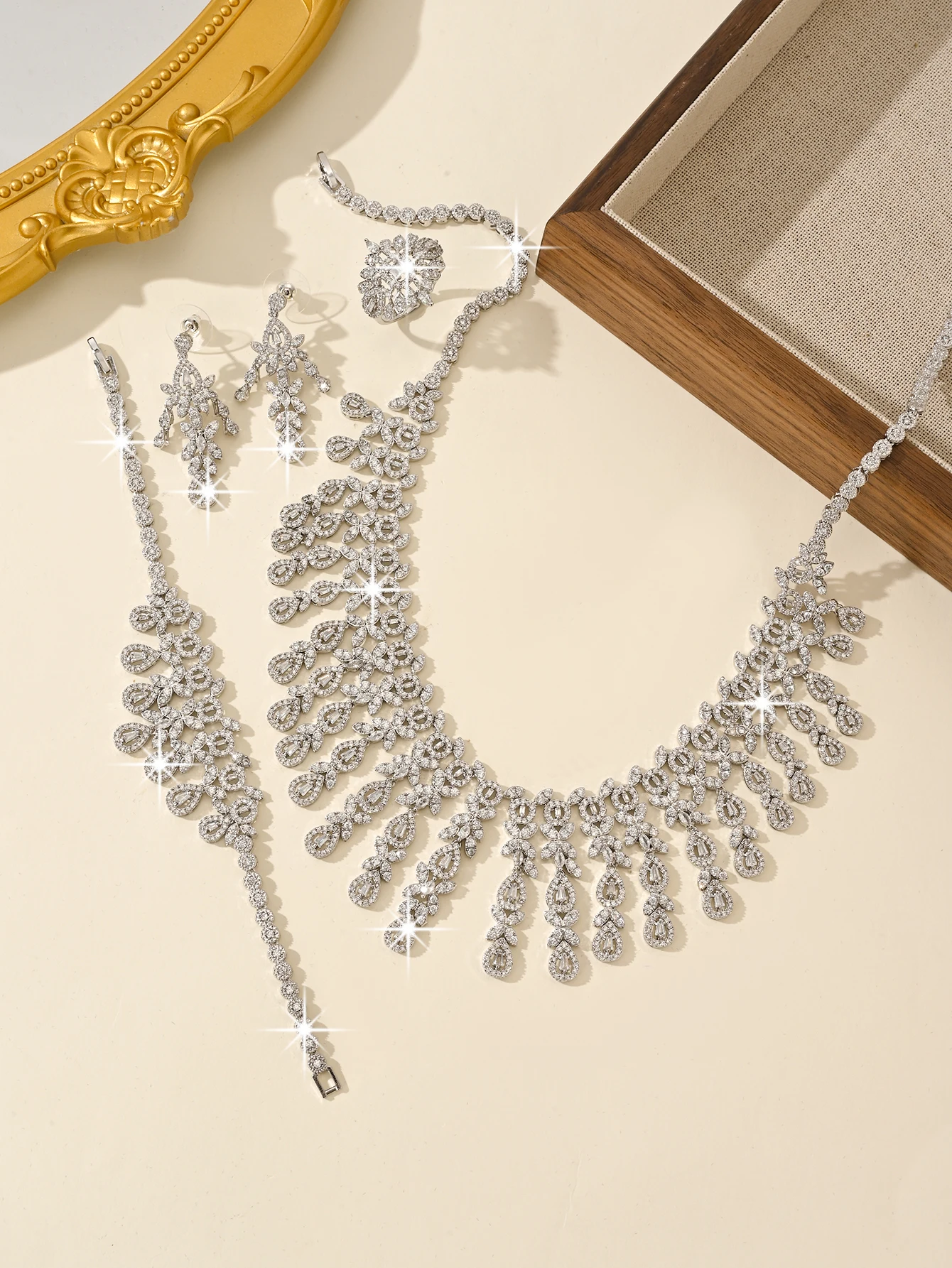 Большой свадебный комплект с платиновым покрытием и кисточками в виде листьев