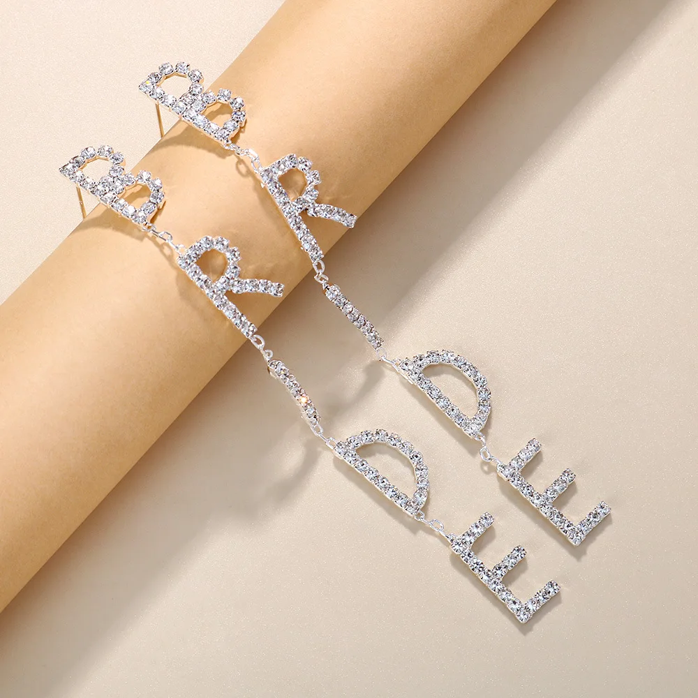 Блестящие женские серьги-подвески с буквами