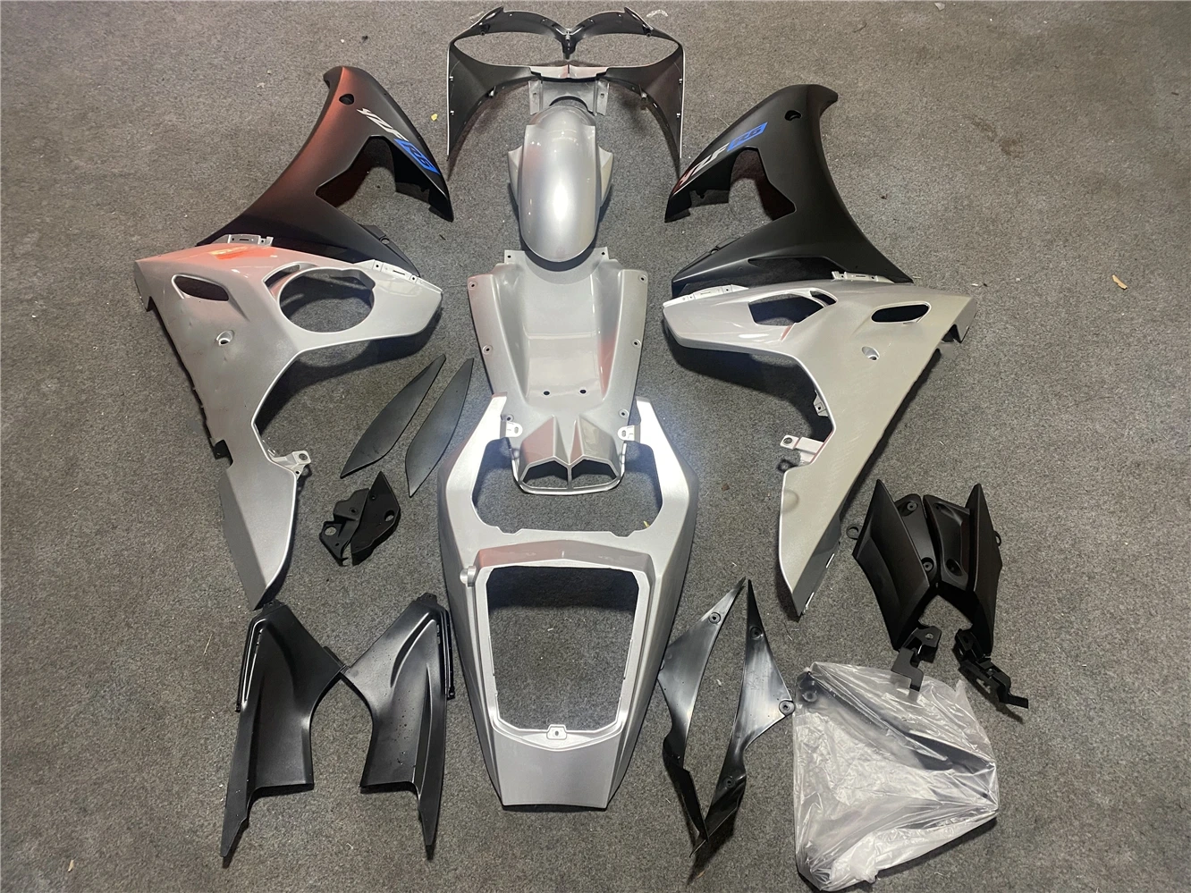 Фото Комплект обтекателя мотоцикла подходит для Yamaha R6 03-05 YZF600 2003 2004 2005, обтекатель серебристо-черного цвета №3