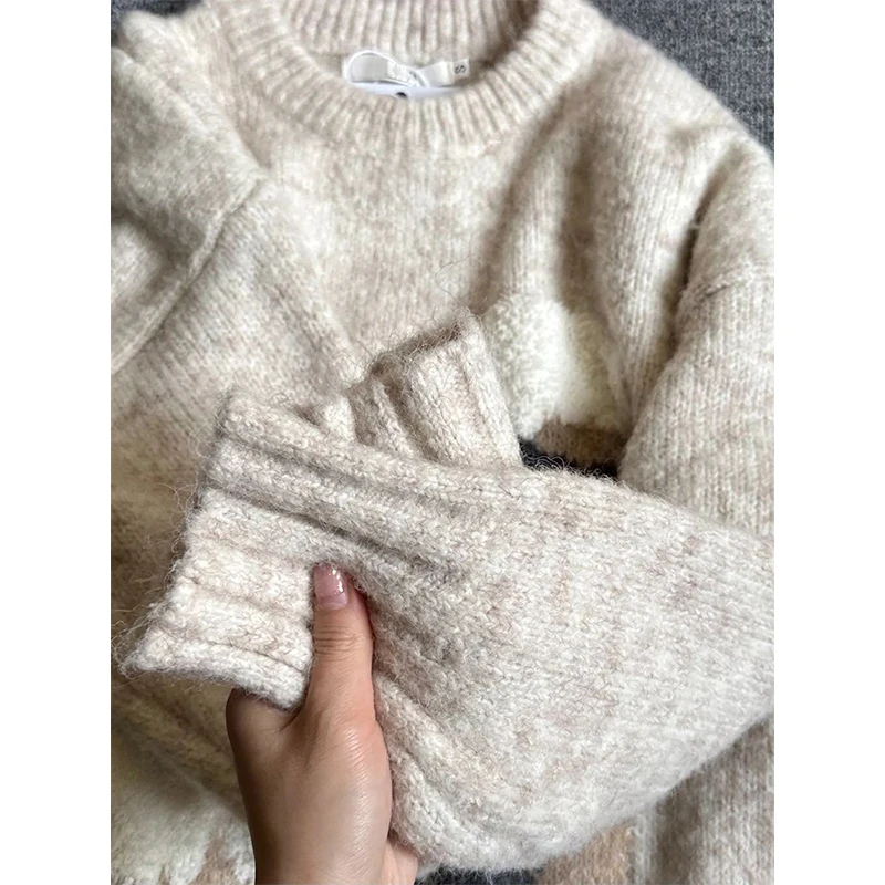 Женский вязаный пуловер с рисунком кота