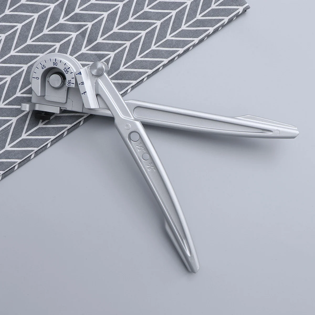 

Handheld Tube Bender Bending Tool Manual Elbow Tool for Copper Aluminum Steel Pipe Air Conditioning Tube 10/12mm (Silver)