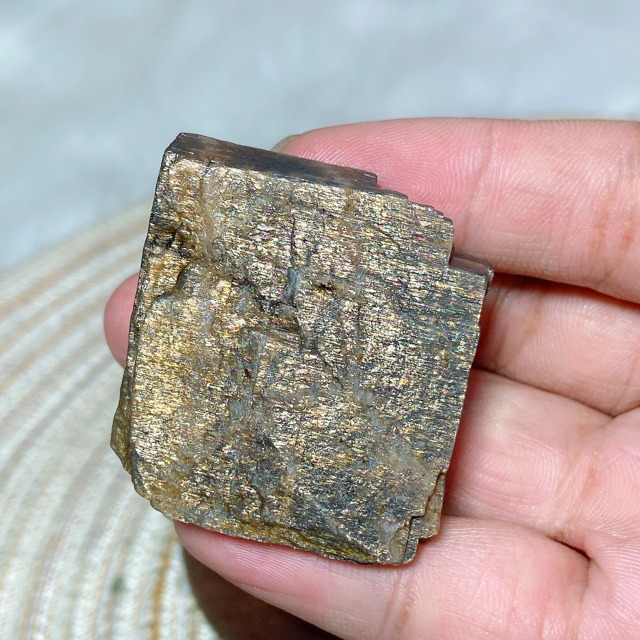 Натуральный хрустальный решетчатый солнцезащитный камень блестящий образец