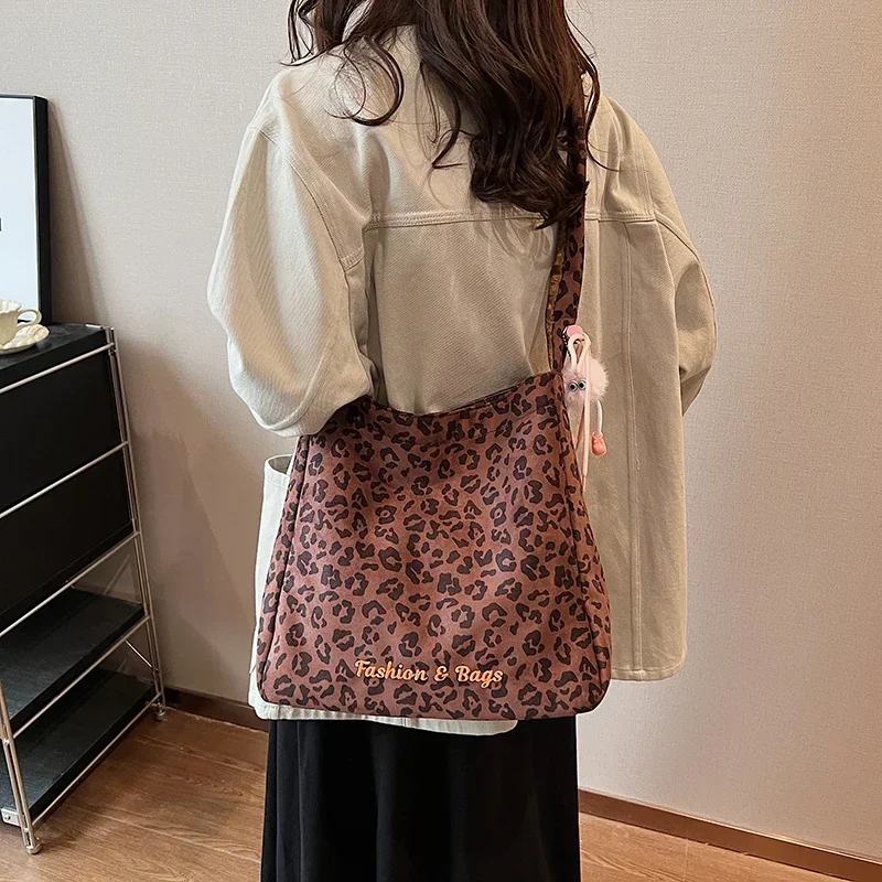 Женская сумка через плечо с реверсивной застежкой и леопардовым принтом