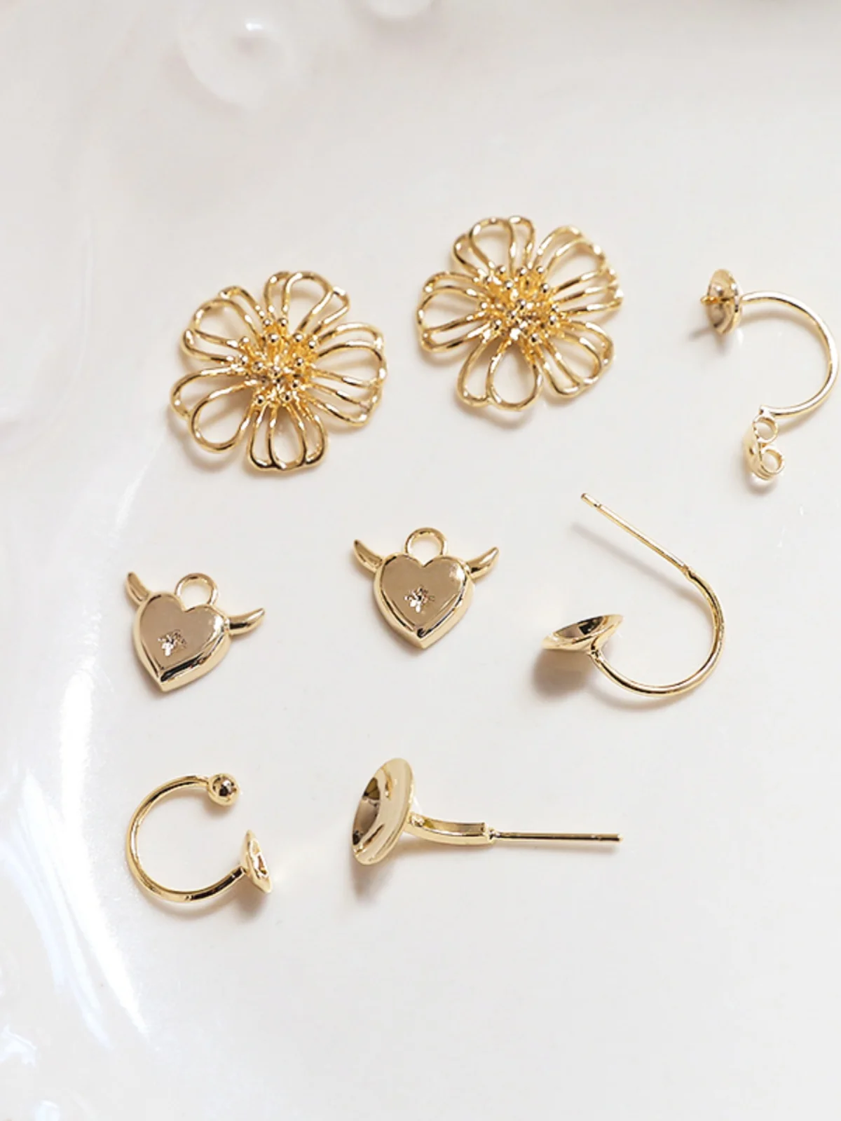 Медный позолоченный зажим для ушей C-типа 8K сохраняющий цвет простой цветок