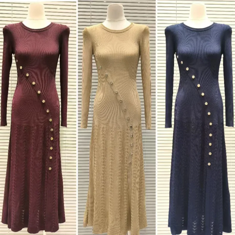 Женское трикотажное платье до середины икры с разрезом и диагональным подолом