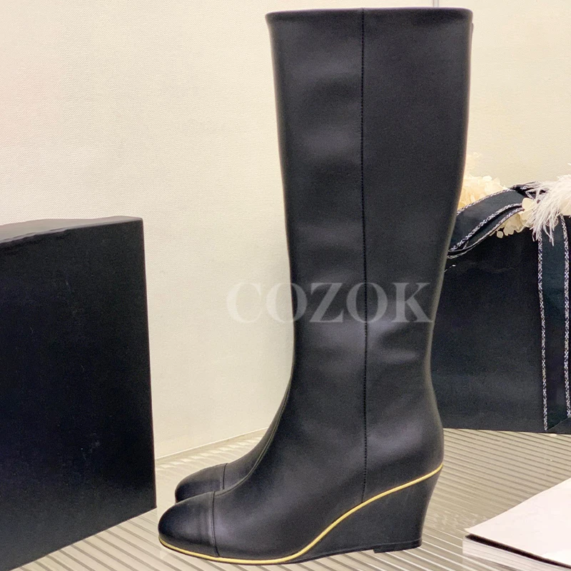 

Модные длинные сапоги, Новинка осени 2023, мягкие удобные женские сапоги на тонкой танкетке, женская обувь, увеличивающая рост с круглым носком