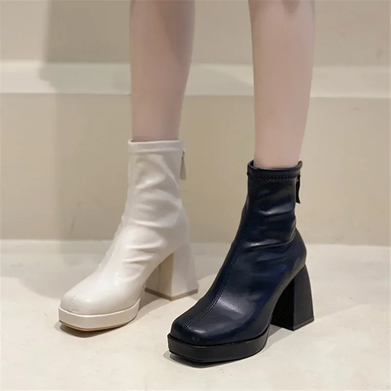 Короткие ботинки Chelsi женские белые на высоком каблуке до щиколотки осень/зима 2023