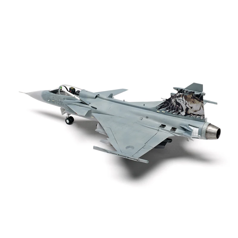 Комплект собранной модели самолета Kitty Hawk KH80117 Шведский истребитель JAS-39A/C 1/48