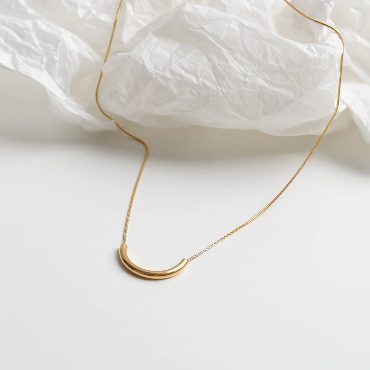 

Korean simple arc pendant necklace female net celebrity temperament design sense necklace fashion retro trend clavicle chain