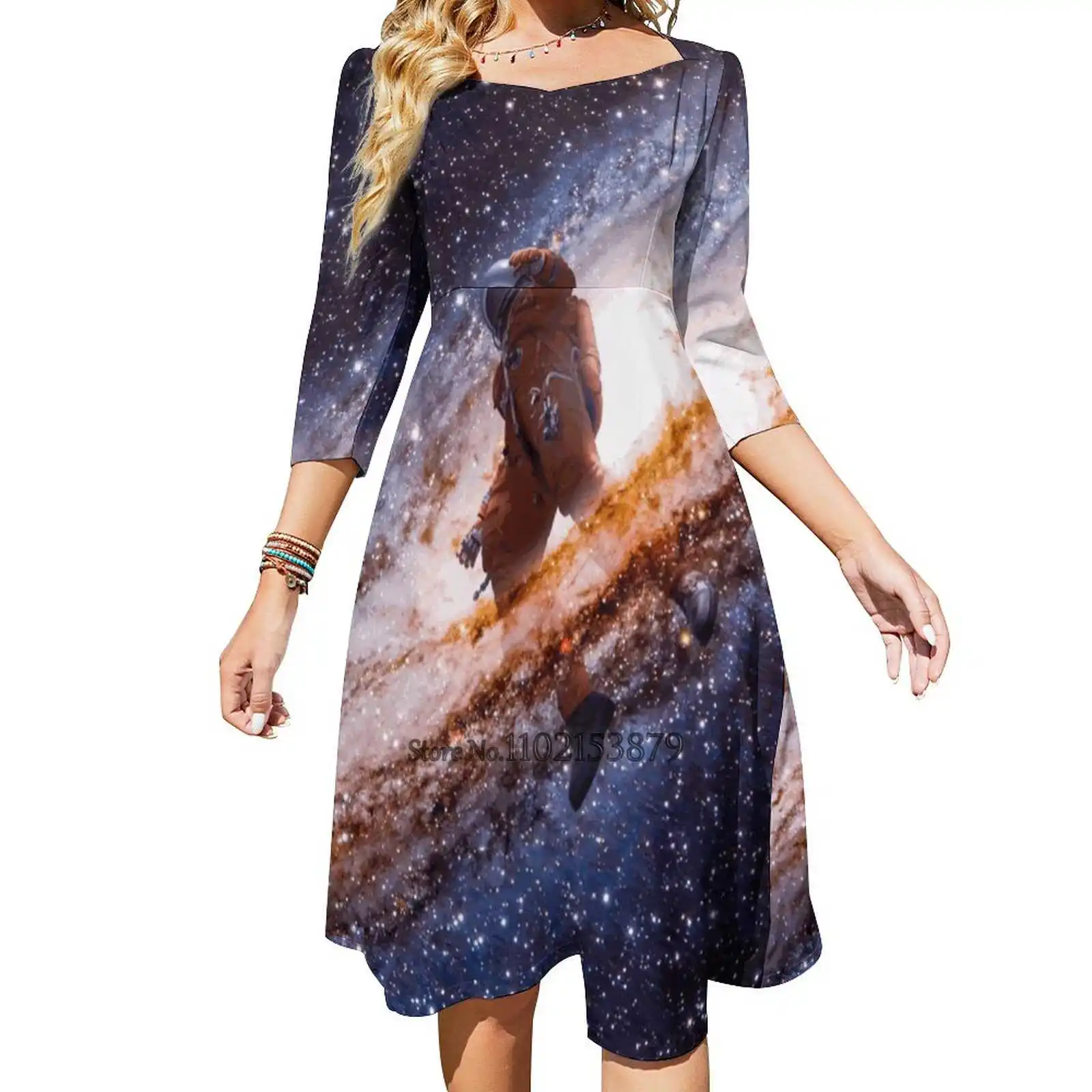 

Платье с квадратным вырезом, открытой спиной и шнуровкой сзади