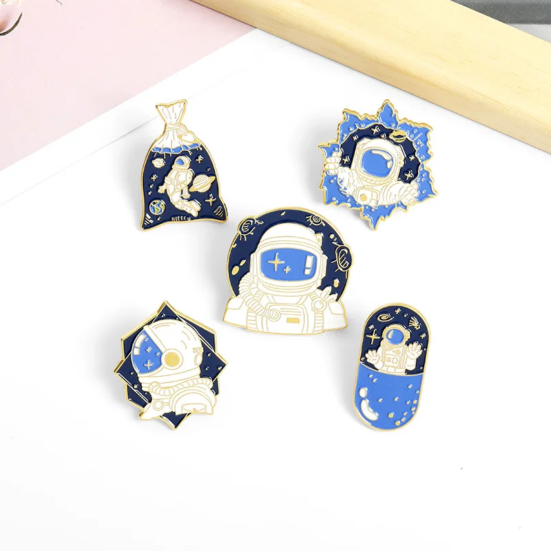 Мультяшная креативная брошь из сплава в виде астронавта форме капсулы с водяным