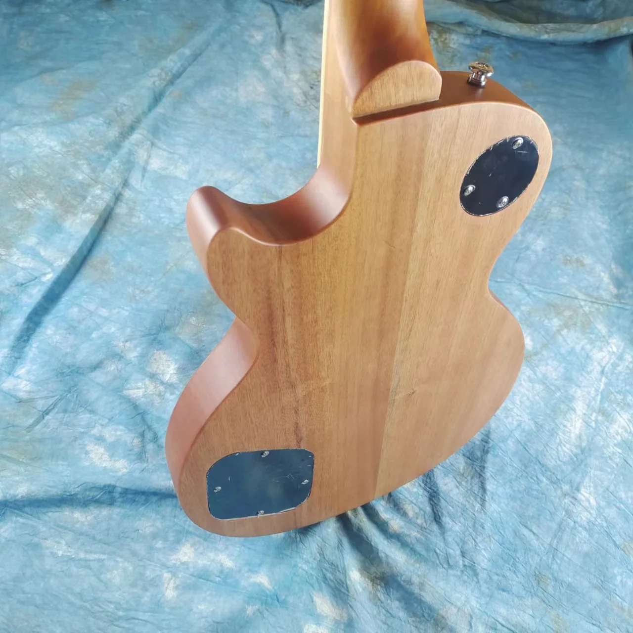 Стандартная электрогитара телевизор цвет натурального дерева матовый черный