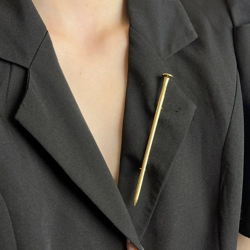 Металлические броши для женщин в ассортименте