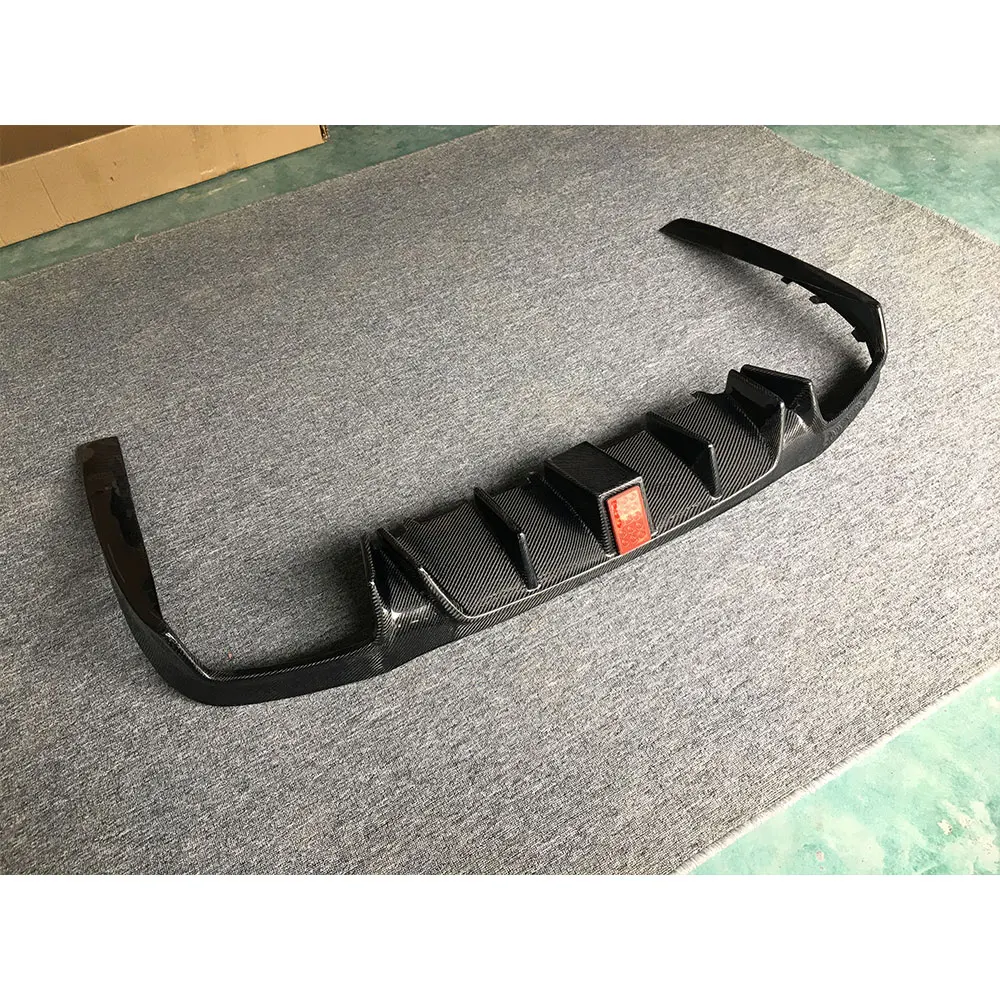 Автомобильная модель с наконечниками глушителя выхлопной трубы из нержавеющей