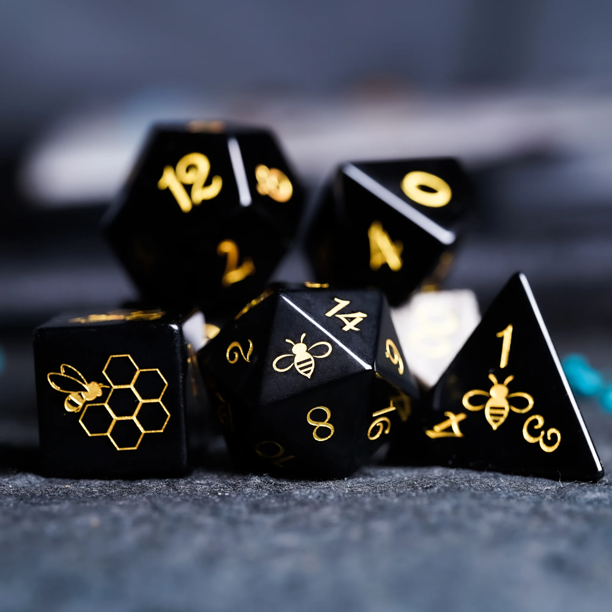 

Natural Obsidian Dnd Dice Set Gemstone Engraved Bee Honeycomb Logo Dice Cthulhu COC RPG Games Dice Healing Crystal Reiki Beads
