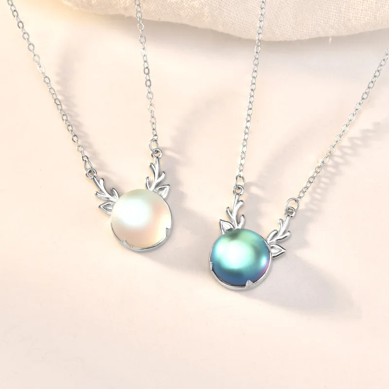 

Merry Christmas Aurora Elk Necklace Animal Natural Light Forest Lady Pendant Necklace for Girl Elegant Jewelry Women Short Chain
