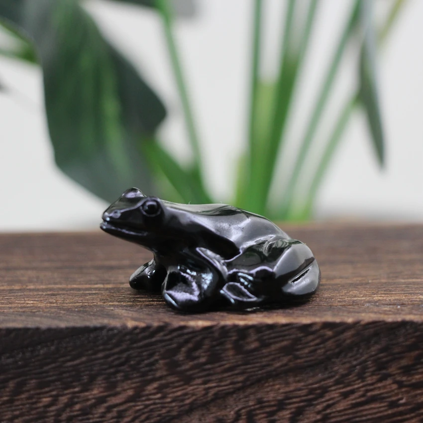 

Статуэтка лягушки из розового кварца и опала