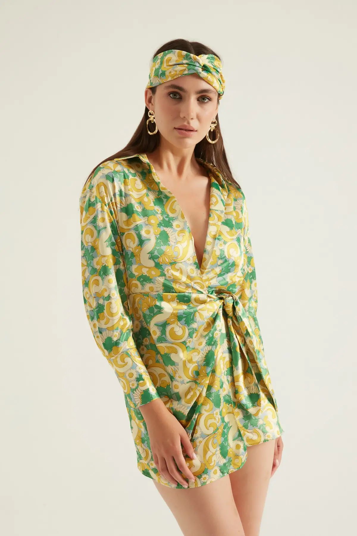 

Зеленое золотистое платье